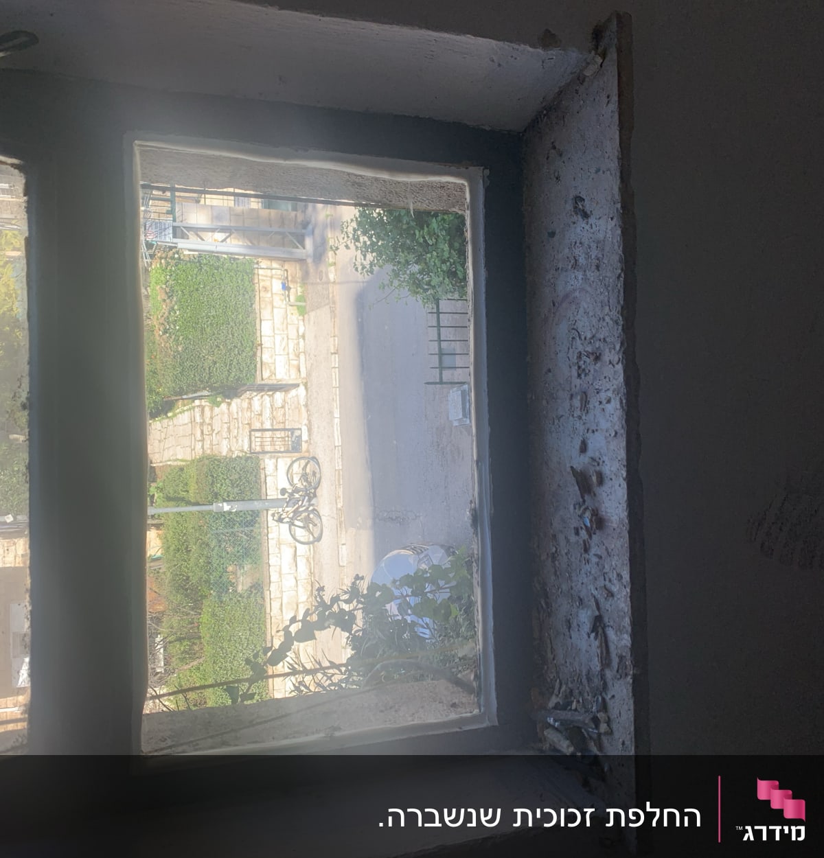 חלון זכוכית עם מסגרת מתכת, מבט מבחוץ